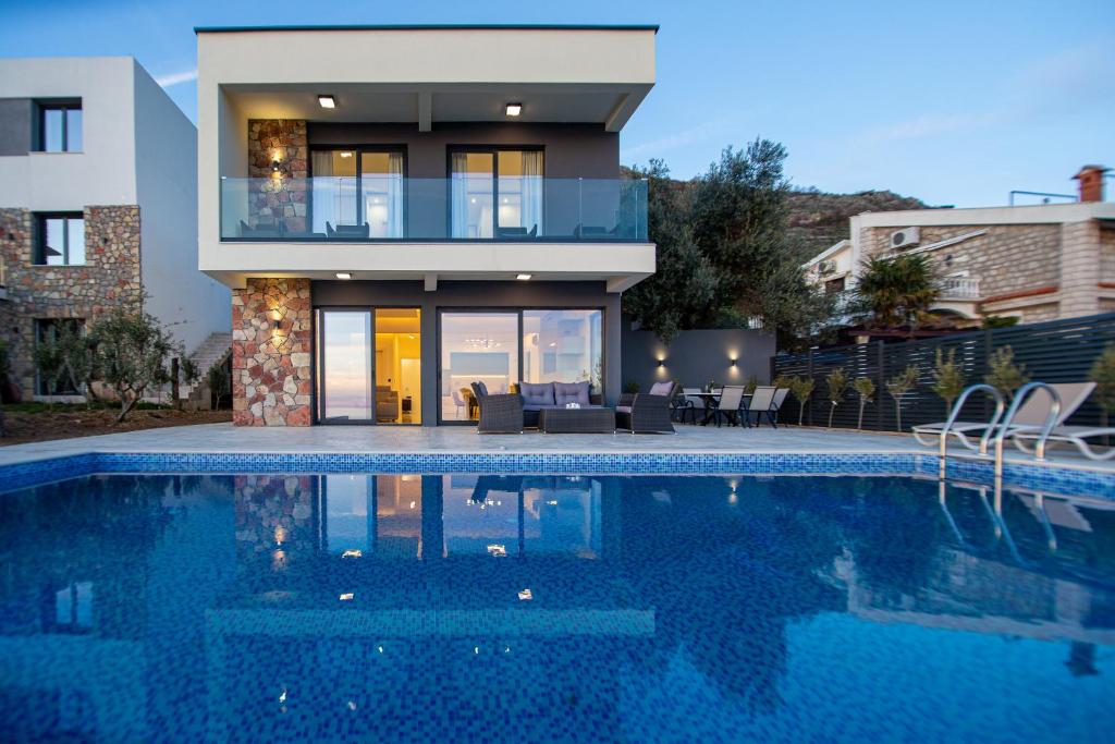 Villa Aurora Azure - Luxury Infinity Pool Resort, Katun