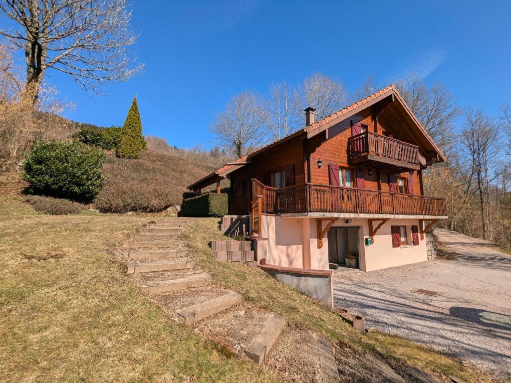 Chalet confortable avec 4 chambres, cheminée, grand terrain, proche pistes et lac - FR-1-589-107, Le Ménil