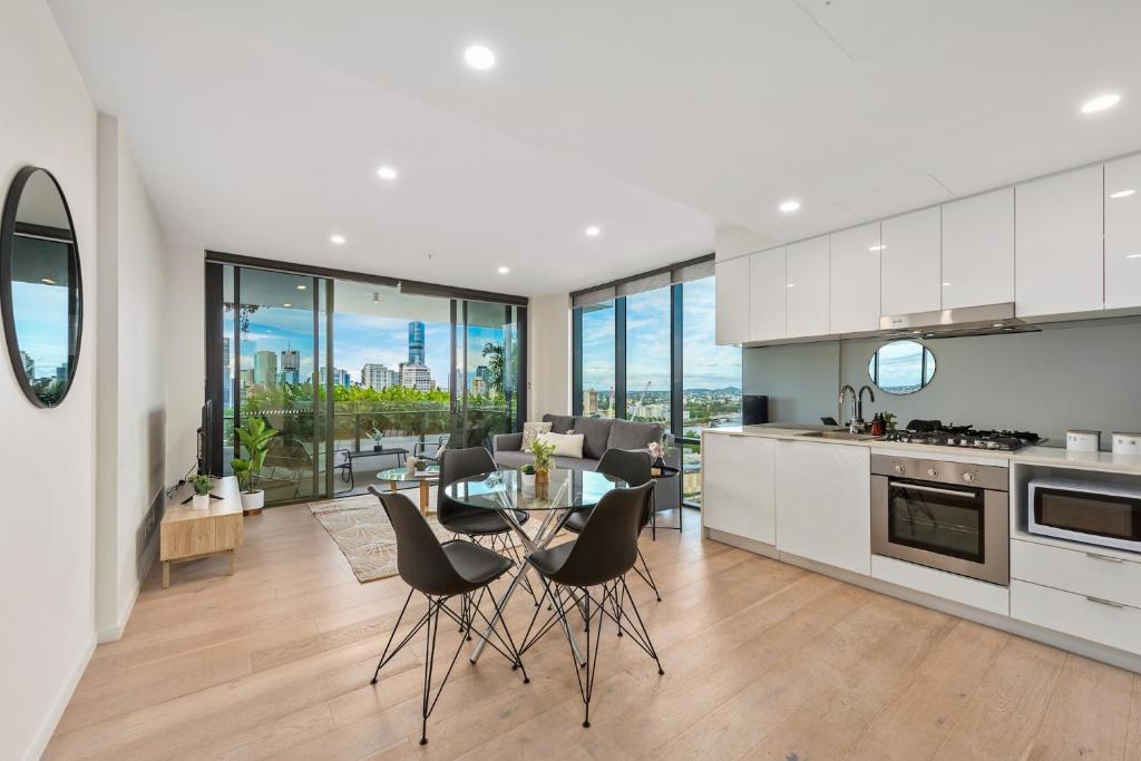 Million Dollar View, Best Location, King Bed, Pool, Brisbane