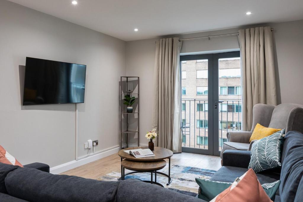 Stylish, Luxury, Parking Sleeps 6, 2-Bath, City Centre, Belfast