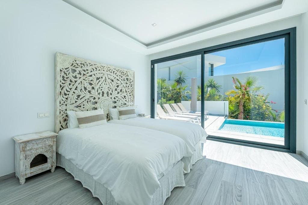 Luxury Holiday Villa with Heated Pool Open Sea Views - 4