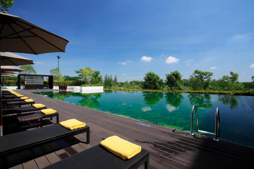 Swimming pool