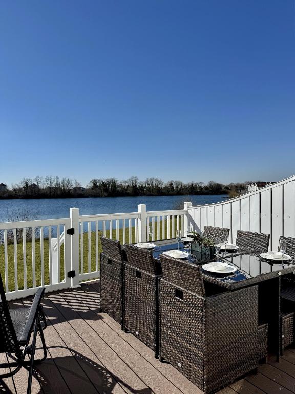 Robin's Nest - Cotswold Lakeside Lodge - Spring Lake, South Cerney
