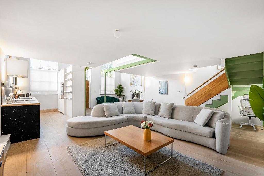 Schoolbell Mews full 3 bedroom 2 bathroom architect designed mews house Fabulous Bow, Victoria Park Location, Londýn