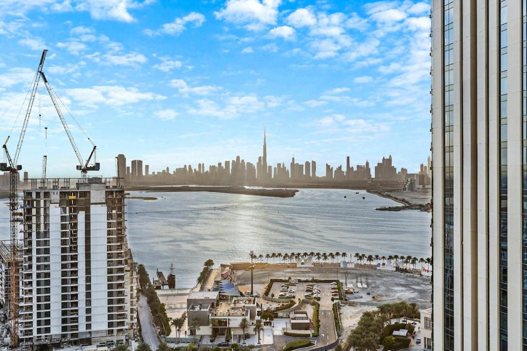 FIRST CLASS 2BR Creek Harbour & Burj Views, Dubaj