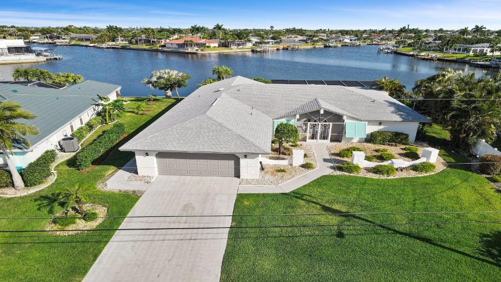 Amazing - 4 Bed Billiard Table luxury canal pool, Cape Coral