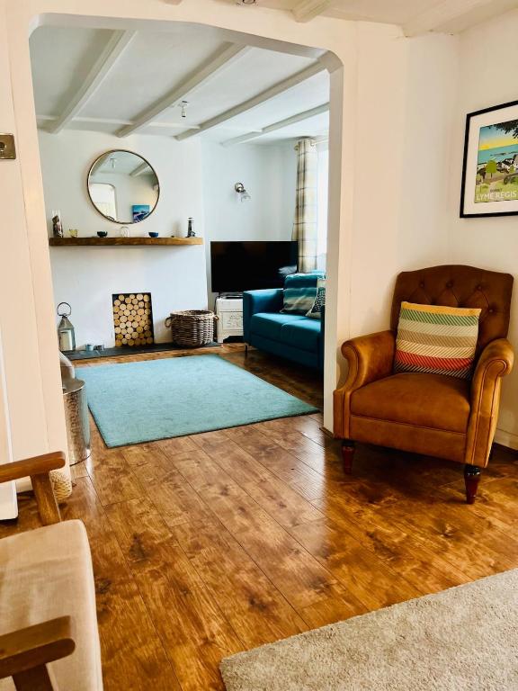 Great Value, Sleeps 6 Beautifully Decorated Cottage in Lyme Regis Great Location,Only a Few Minutes Walk from the Sea ,Beaches , Town and Restaurants, Lyme Regis