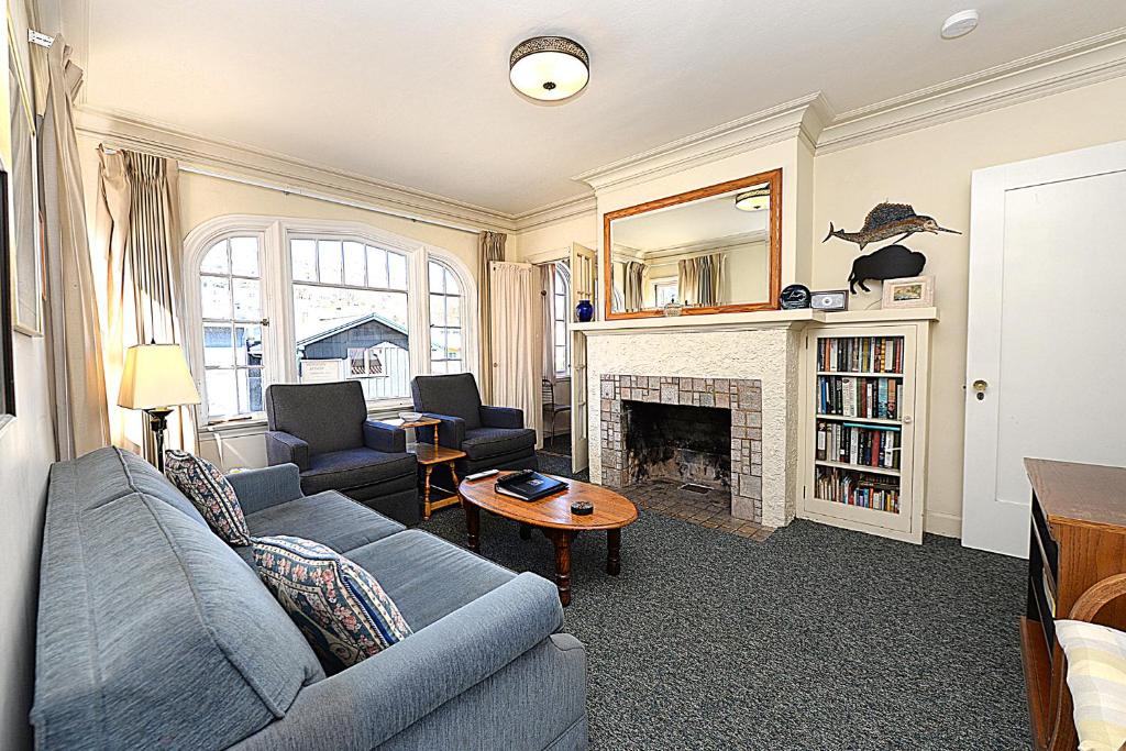 316CA Upper 316 Catalina Upper, Avalon