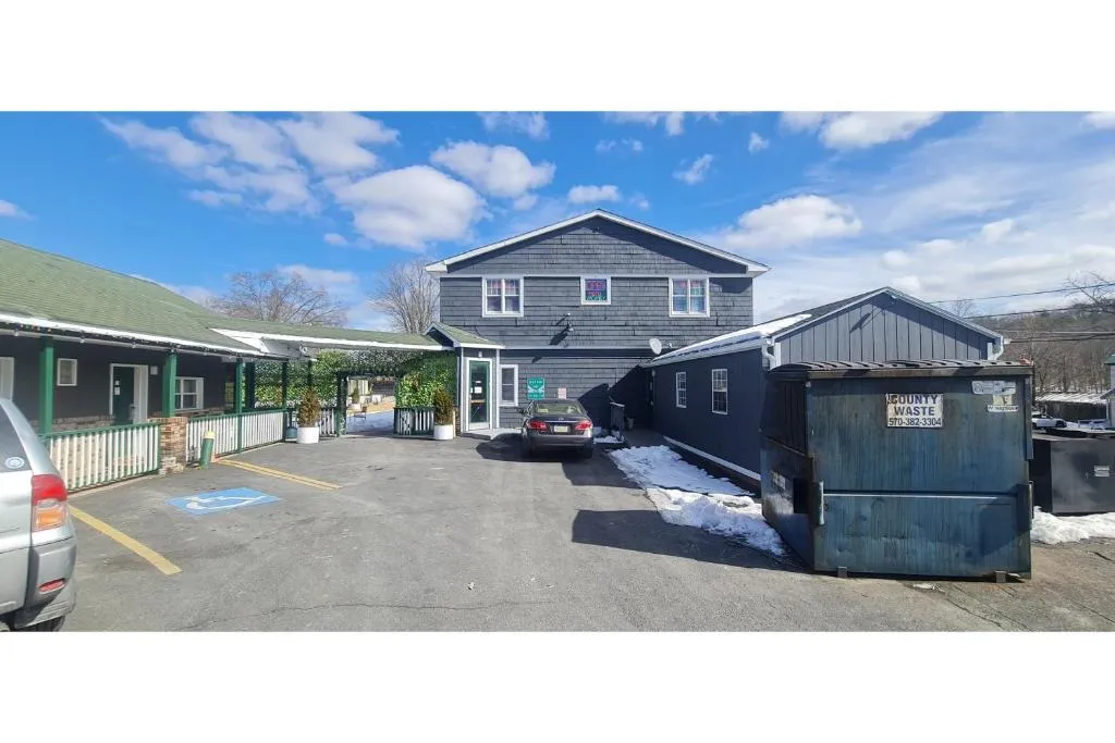 Werry's Cottages Motel & Pub by OYO East Stroudsburg Poconos，位于东斯特劳兹堡的酒店