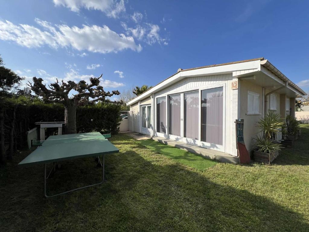 Maison Bungalow Climatisée avec Jardin Arboré, 3 Chambres, Wifi - Proche Plage et Commerces - FR-1-701-84 - 1