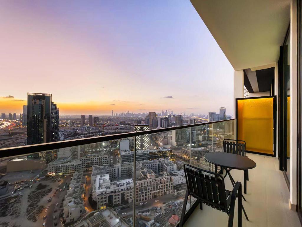 JVC 1BR with Skyline View - Near Circle Park & Marina, Dubaj