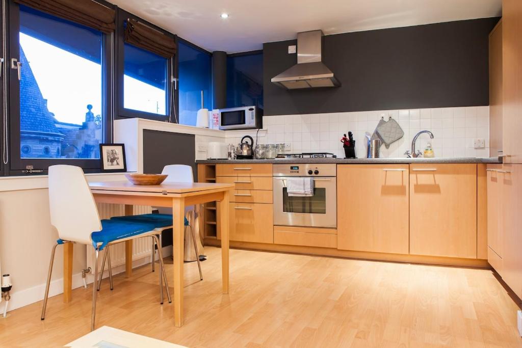 Bright & Stylish West End Apartment, Edinburgh