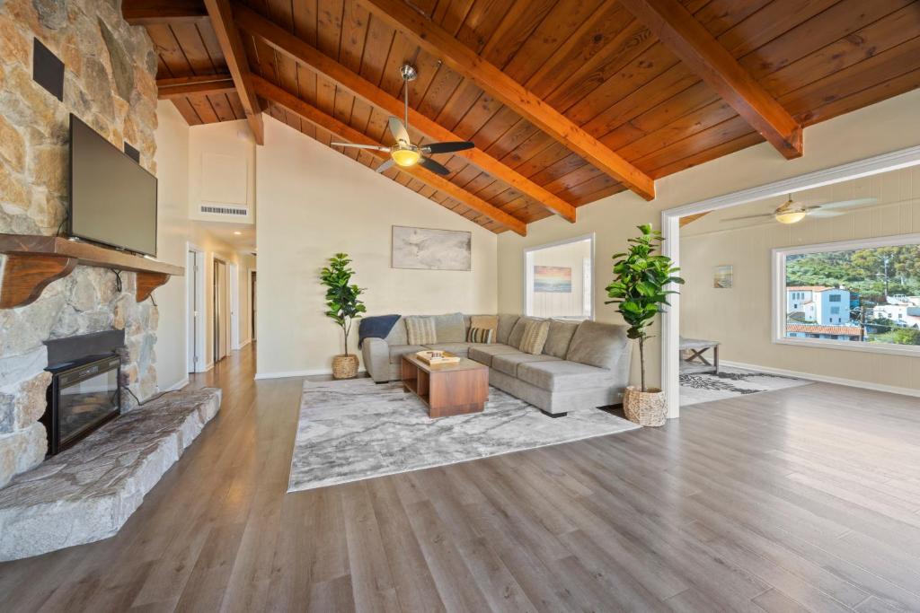 373EW 373 East Whittley, Avalon