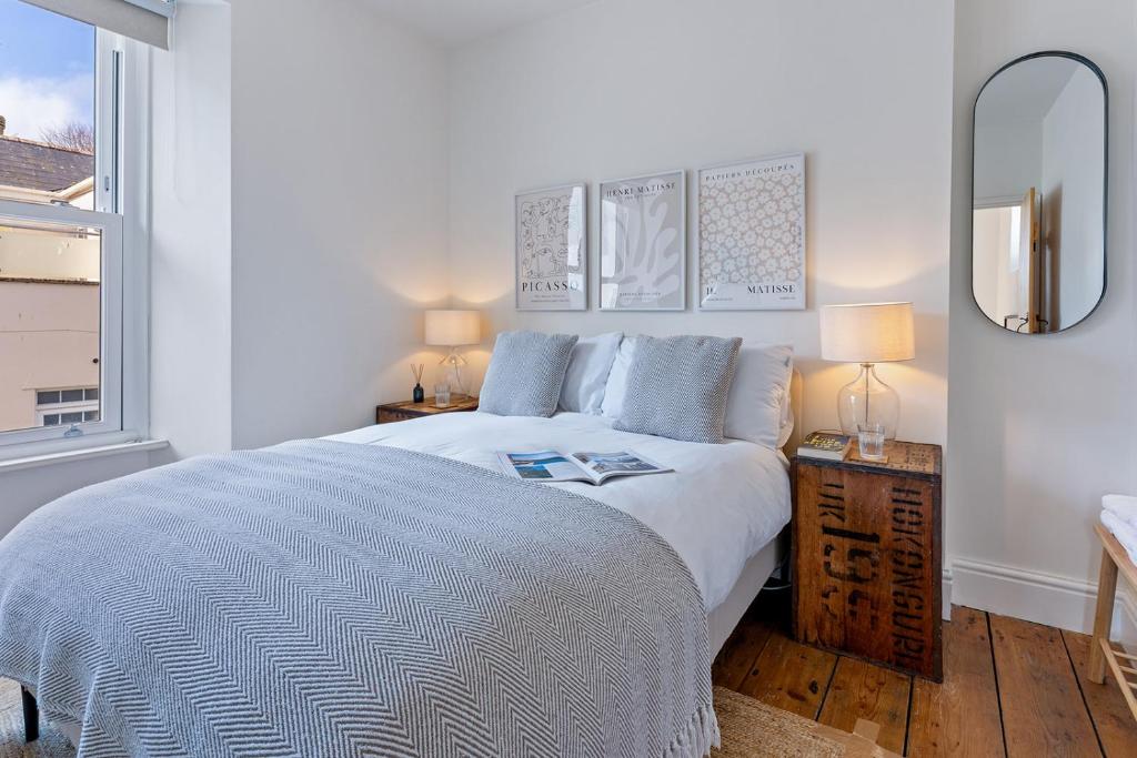 Stylish cottage with balcony near seafront, Falmouth