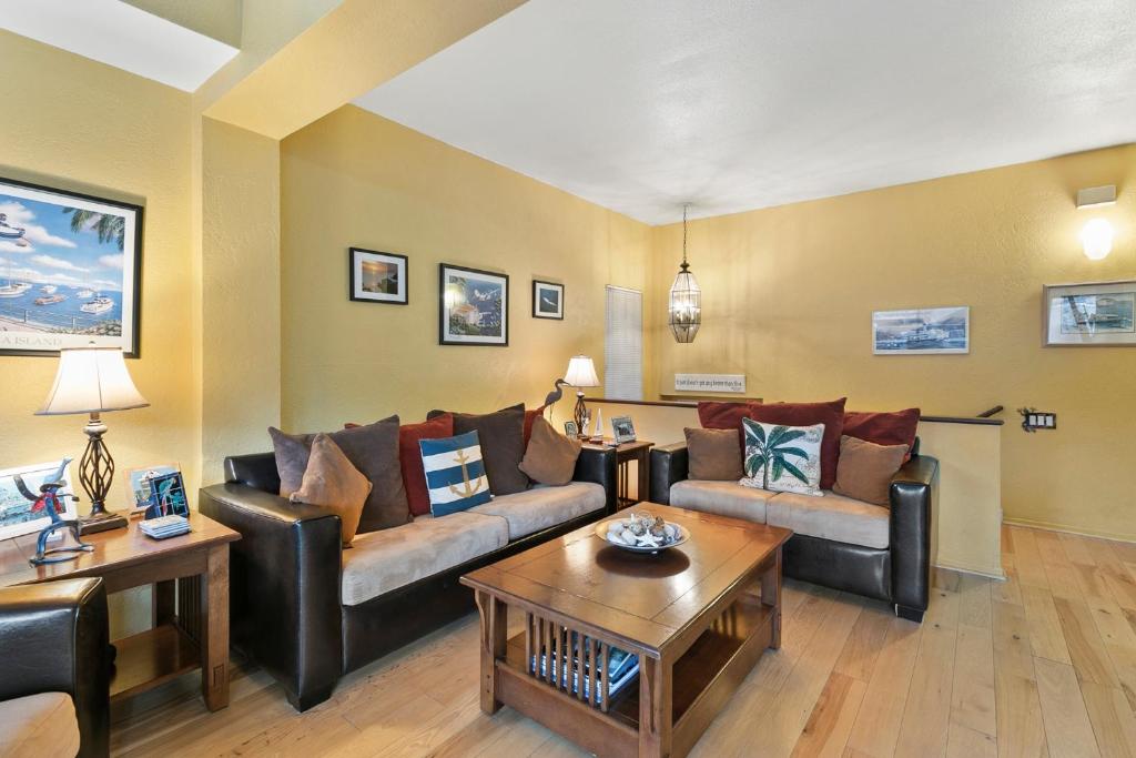 Bahia Vista C54, Avalon