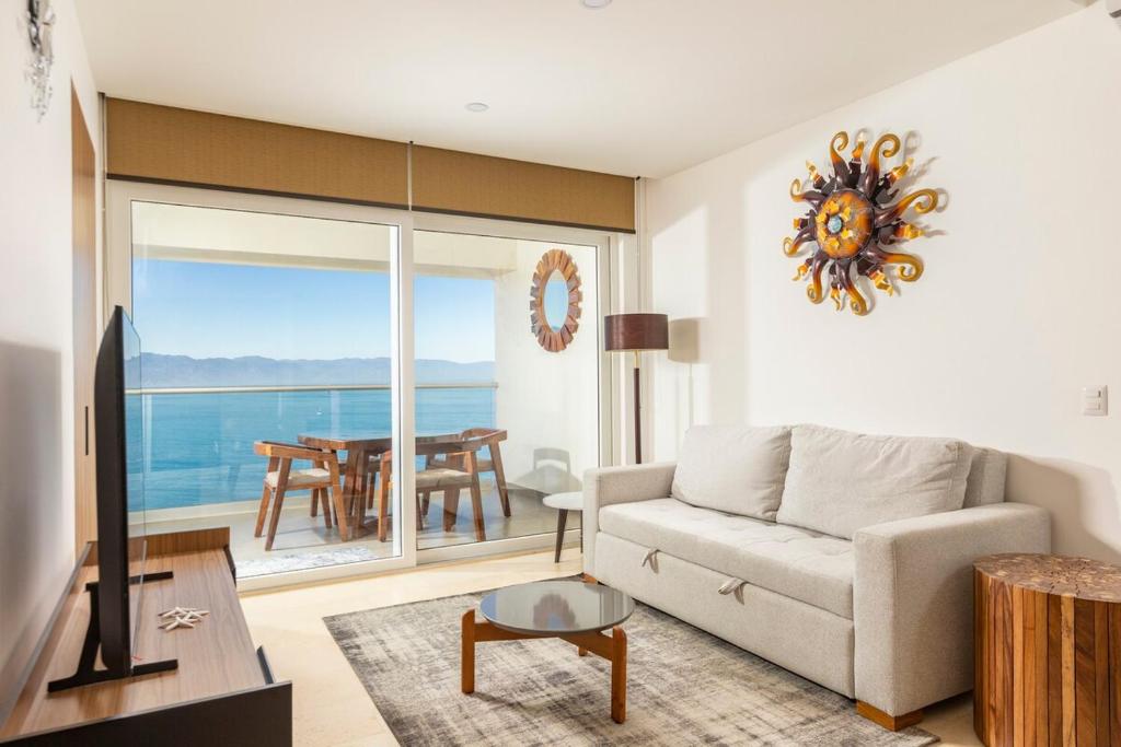 Stunning View Oceanfront Condo by Moikkarentals, Puerto Vallarta