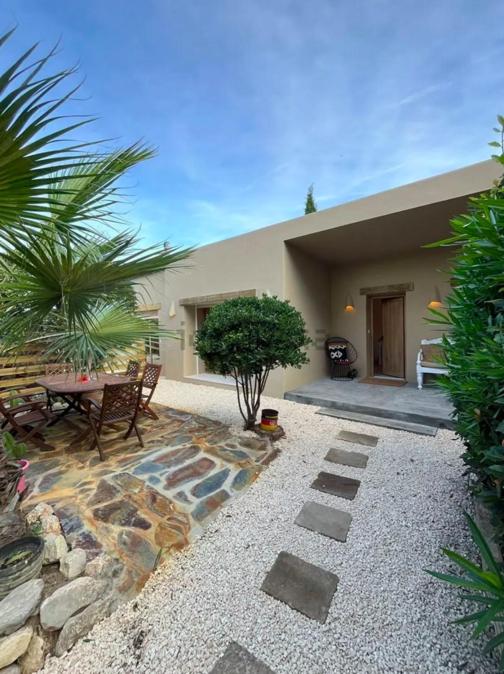 Stylish & idyllic Finca with private garden 5 min walking from South Beach Barcelona in Gava Mar, Barcelona