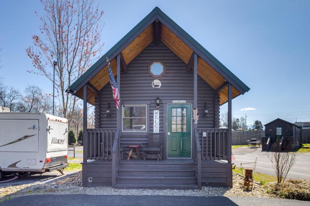 Fire Pit and Pool Access Cozy Cabin in Sevierville!, Sevierville