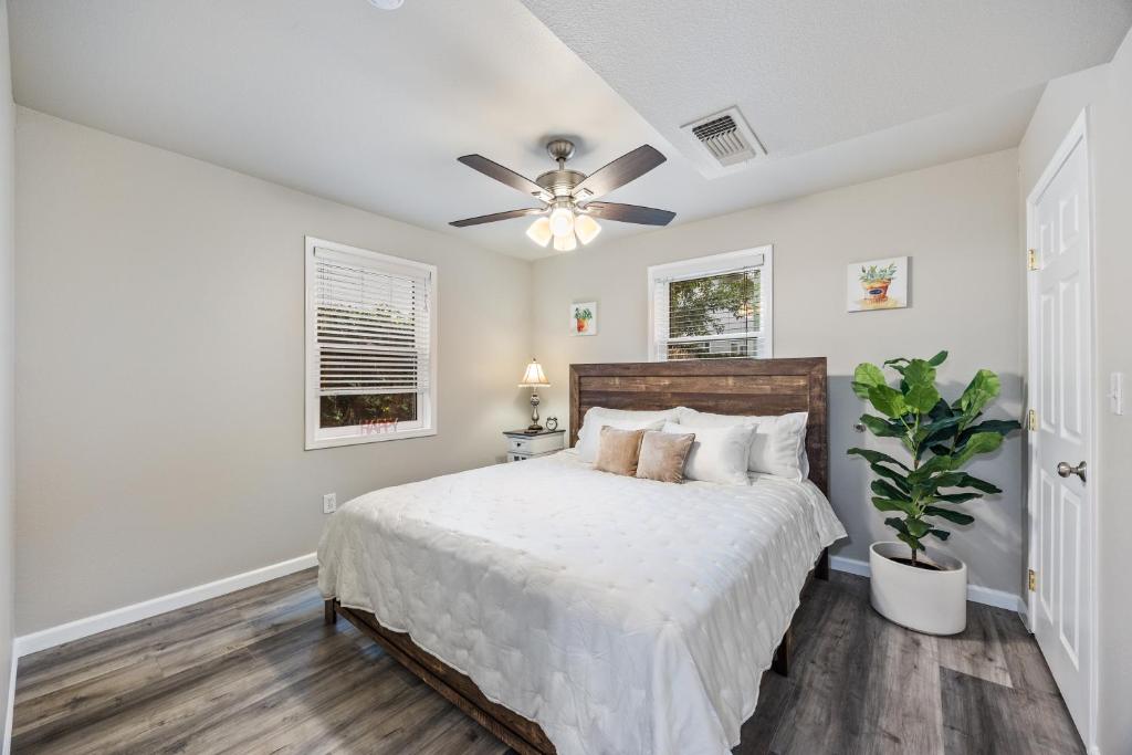 Midtown Apartment with Private Parking and King Bed, Sacramento