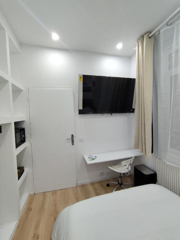 Private bedroom with private bathroom - 4