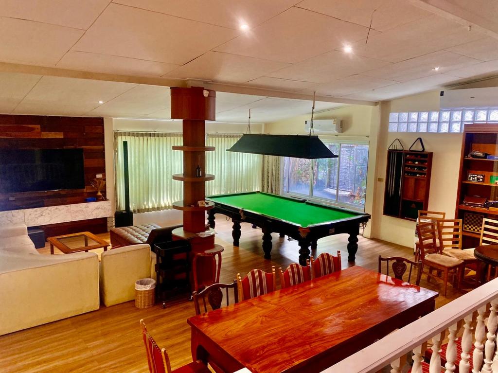 Shared lounge/TV area