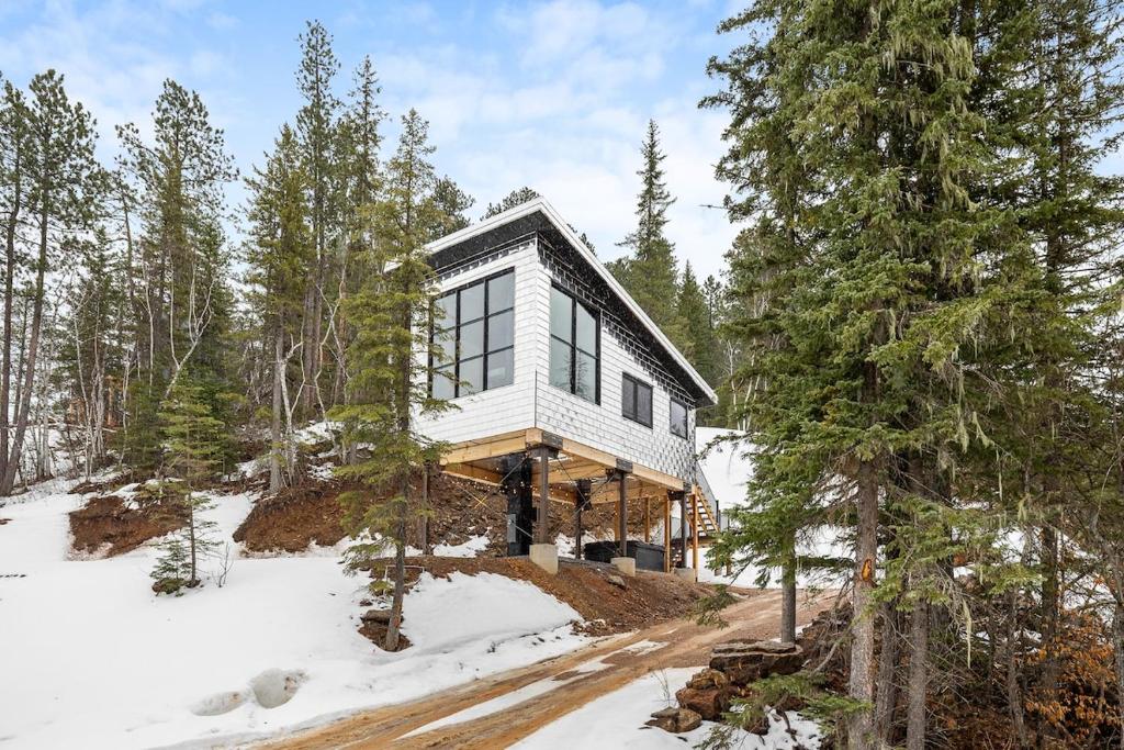 Reflection Ridge, Lead