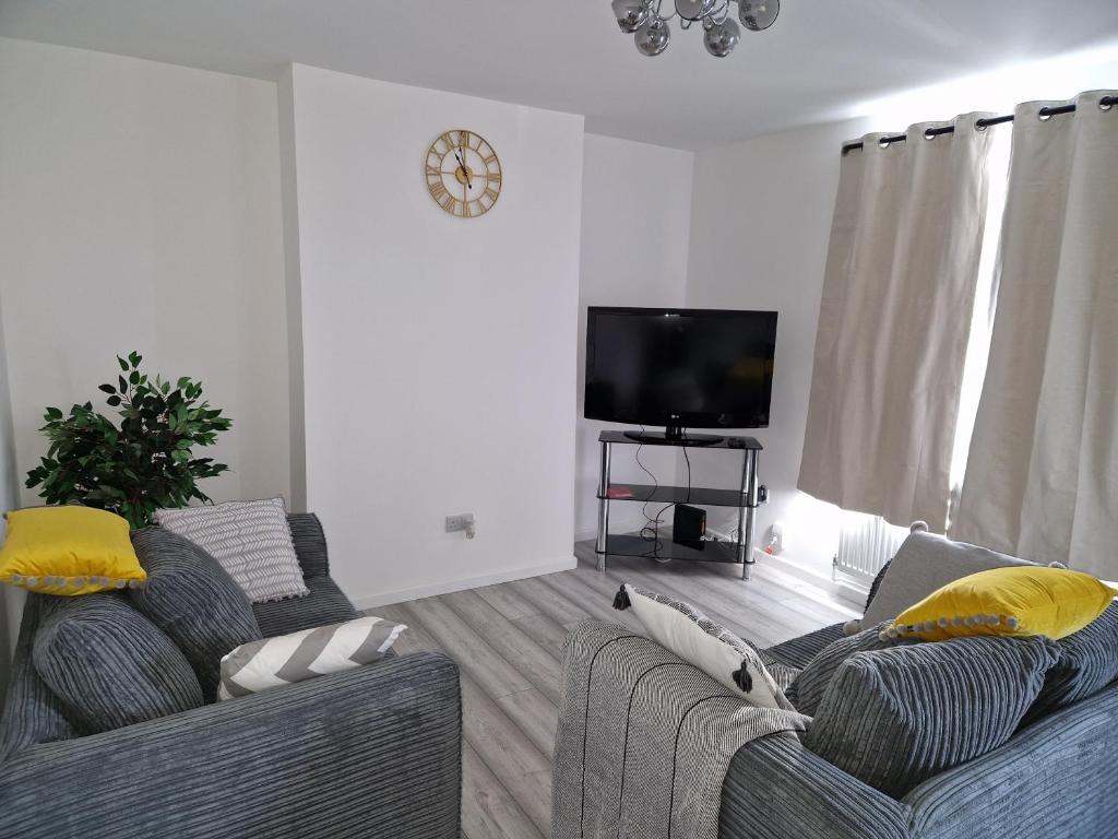 Large Swindon House Big Garden for Photoshoot, Swindon