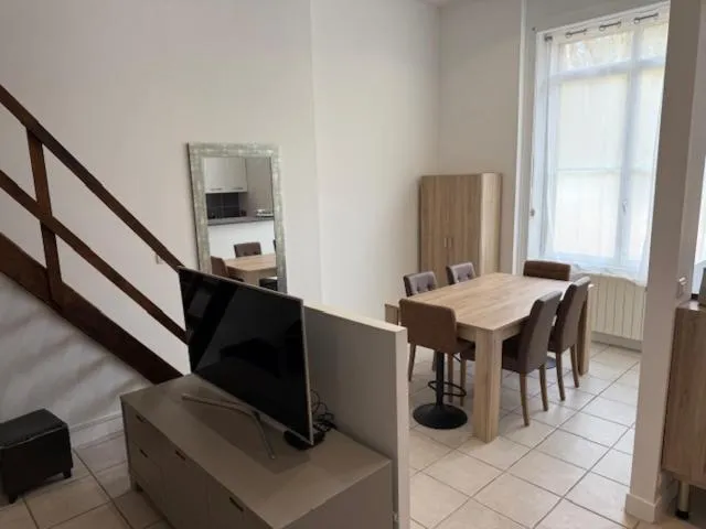OULLINS T3 COSY 70M2 - 6 Pers 2 Chambre - 2 Mezzanines Métro & centre à Pied, hotel in Oullins