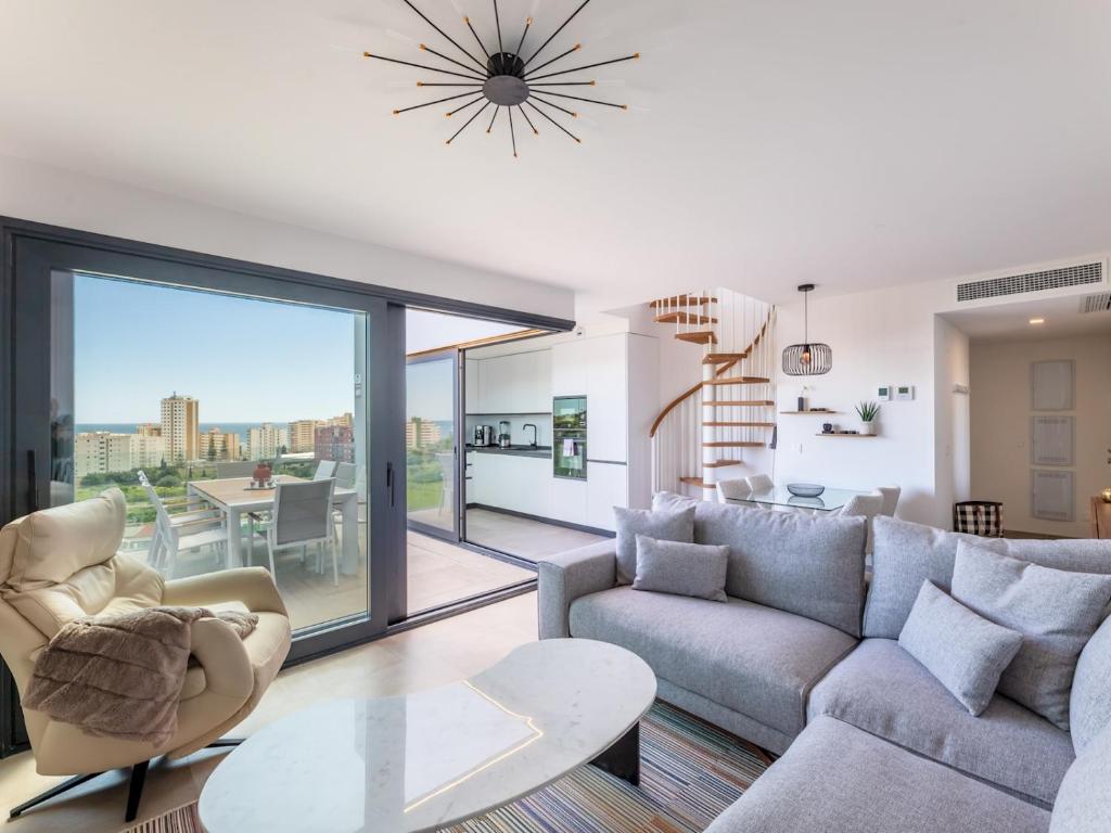 Pass the Keys Entire Luxurious 3 Bedroom Penthouse - 3