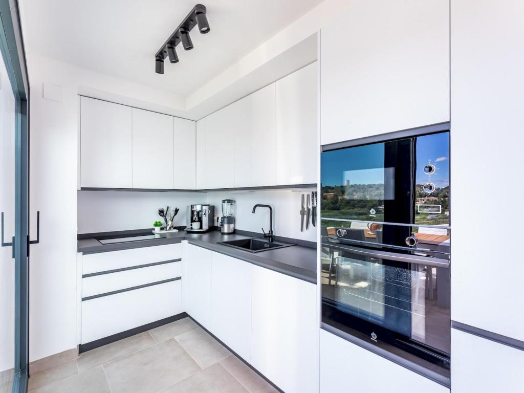Pass the Keys Entire Luxurious 3 Bedroom Penthouse - 4