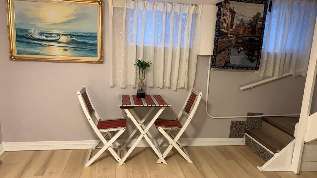 Renovated 2 Queen Beds Unit with Private Kitchen and Bathroom Near Yonge Street Basement, Richmond Hill