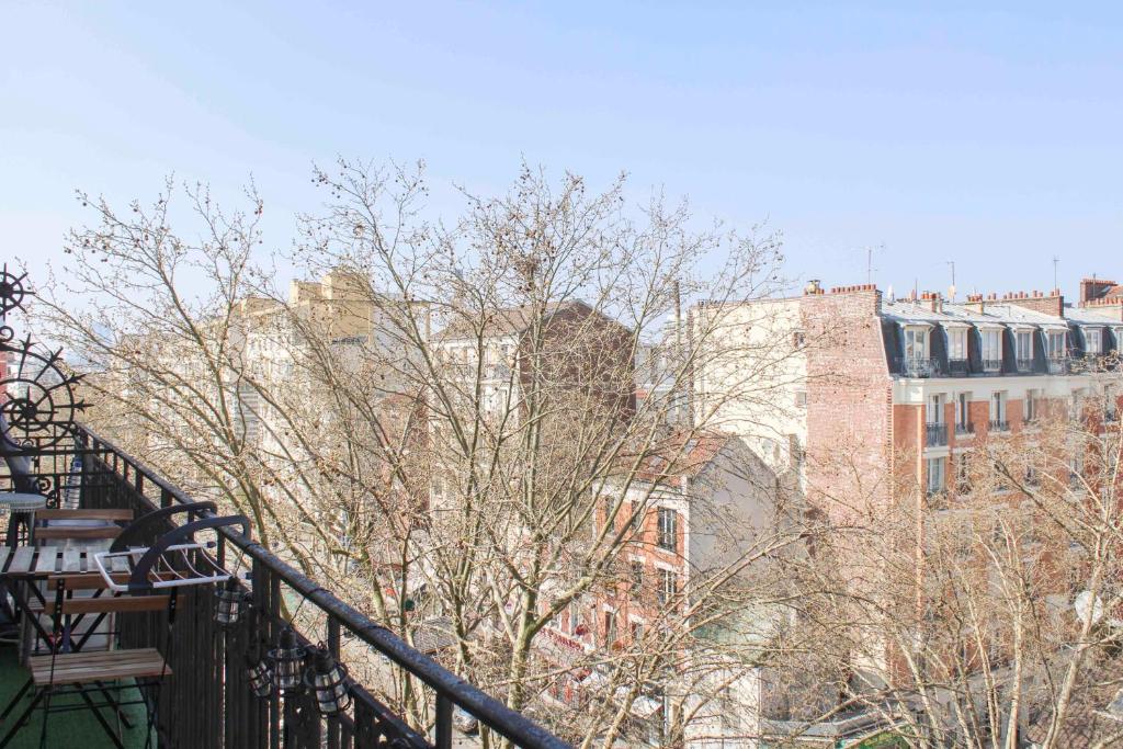 Apartment with balcony just outside Paris, Saint-Ouen