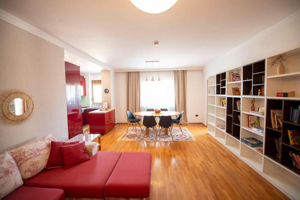 Lovely 3 BR Apt Across Tanners' Bridge, Sleeps 8, Tirana