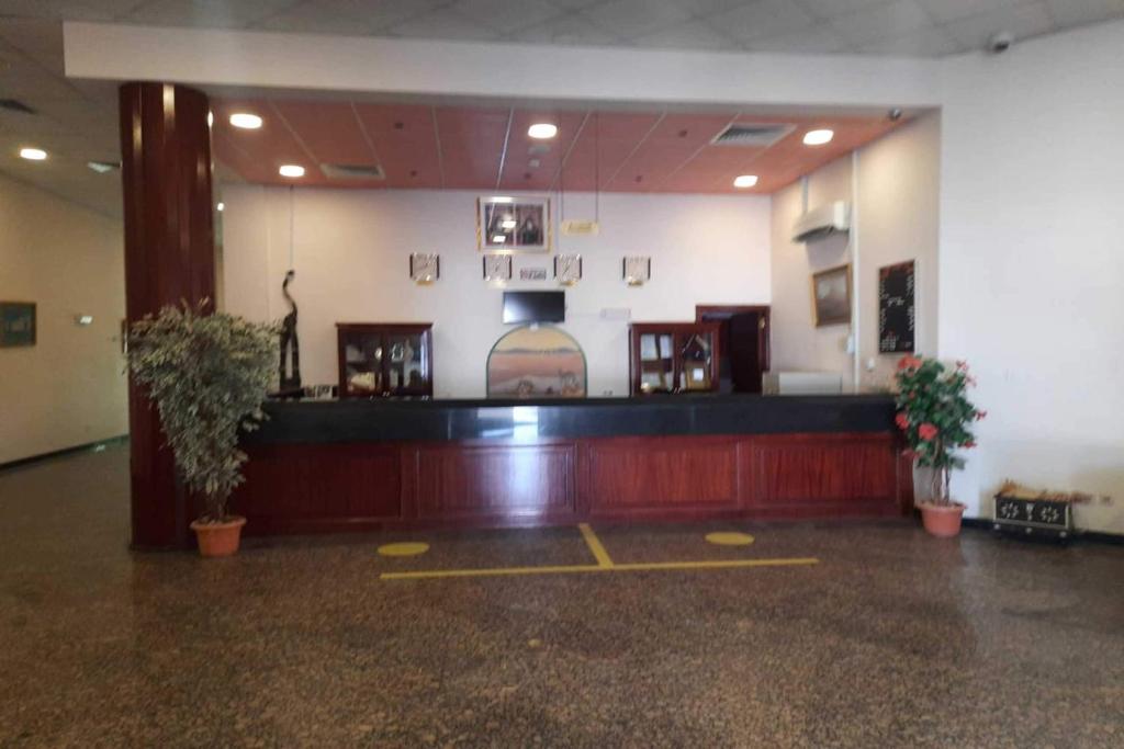 Front desk [24-hour]