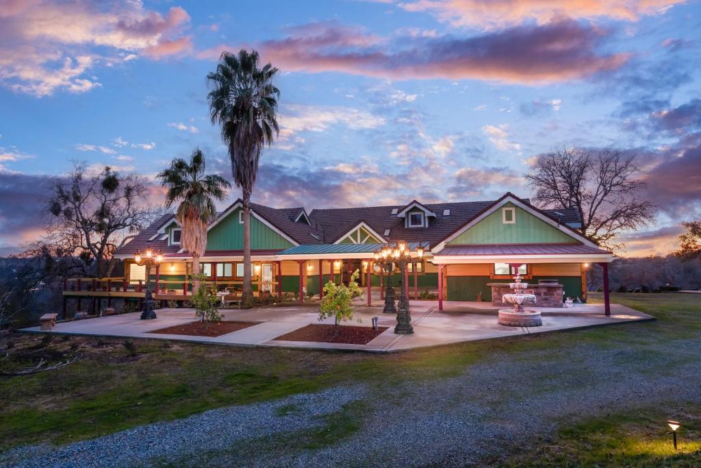 Yosemite Gateway Sleeps 18 - Coarsegold Villa near Bass Lake, Coarsegold