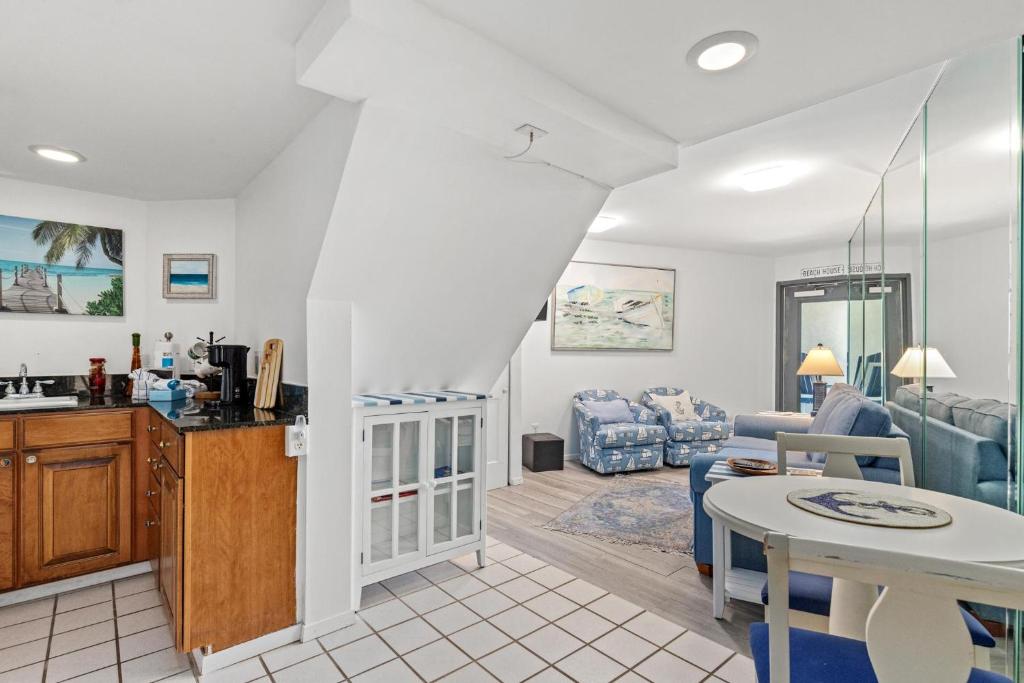 Commodore E13 Studio, Panama City Beach