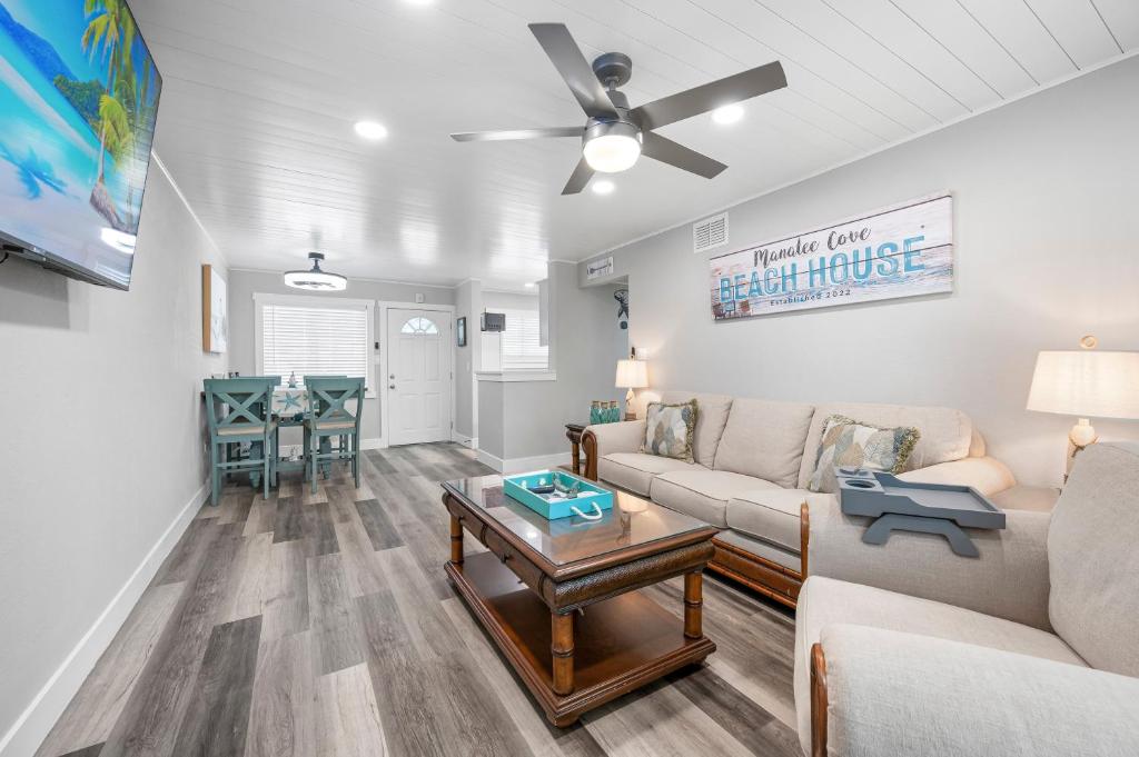 Manatee Cove! Canal side condo with water view! Half mile from AMI beaches!, Bradenton