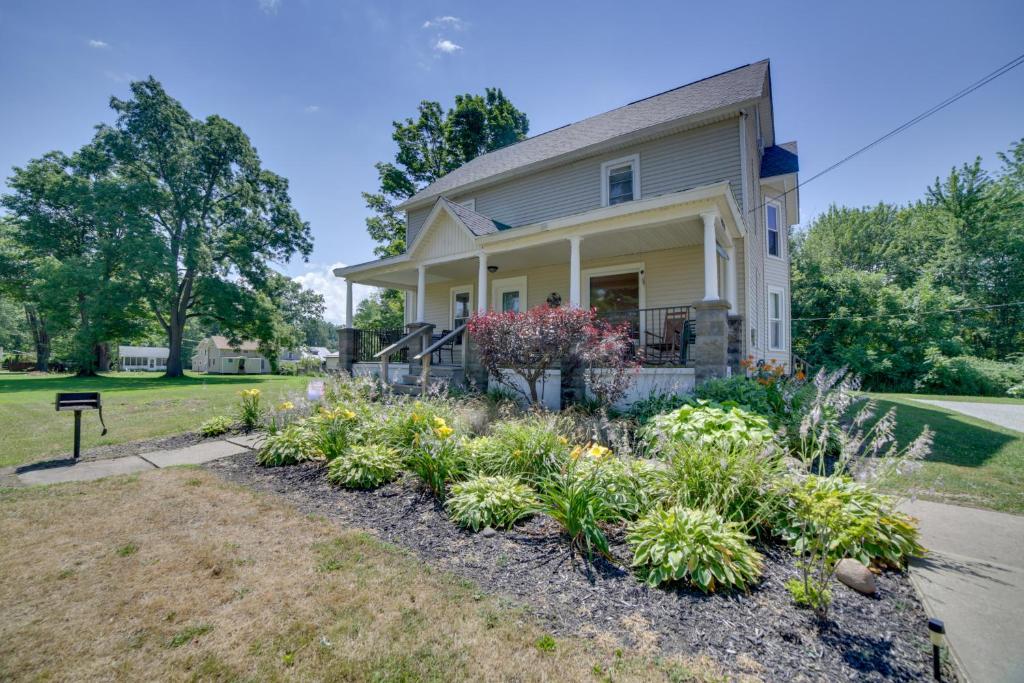 Charming Apartment On The Strip By Lake Erie!, Geneva-on-the-Lake