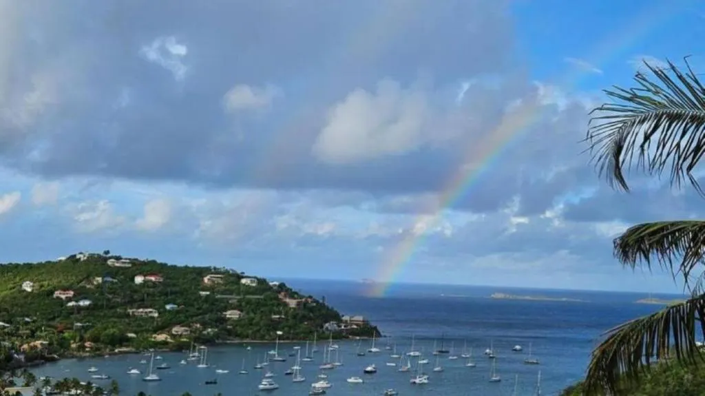 Bethany House - IMMACULATE OCEAN VIEWS Above the Westin Resort - Large Deck, Hotel in Cruz Bay