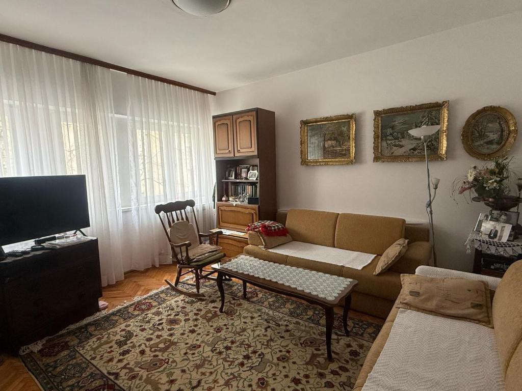 Grandma's City Center Apartment - 2