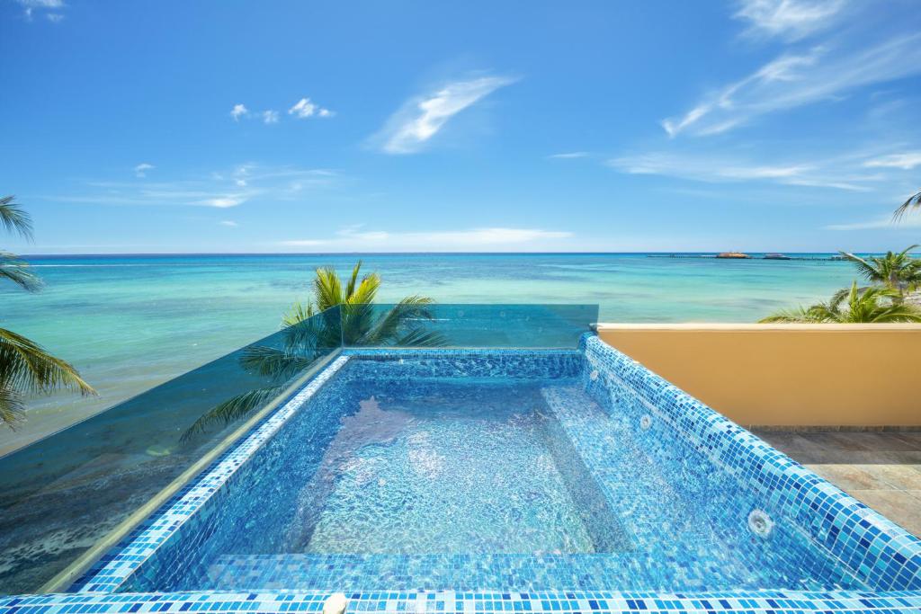 Luxury beachfront Condo with 3 Bedrooms & Ocean View - El Faro Residences - Reef 301, Playa del Carmen