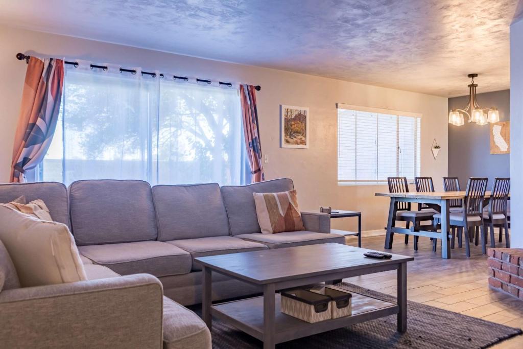 Tempe Ranch House with Fireplace Big Yard Near ASU, Tempe