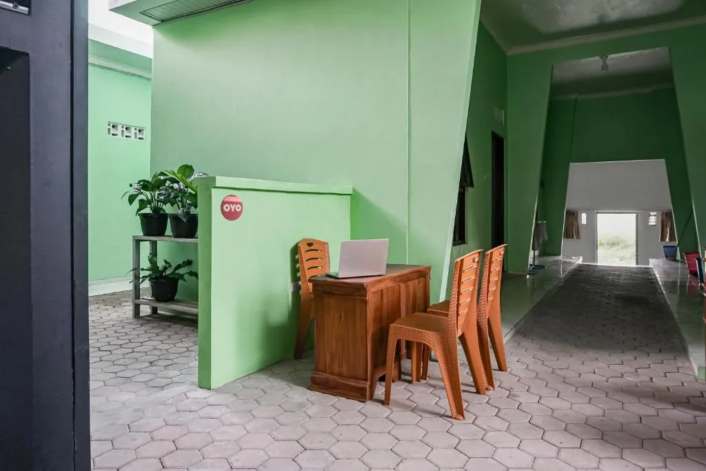 OYO 93695 Guest House Riharti Syariah，位于班达楠榜的酒店