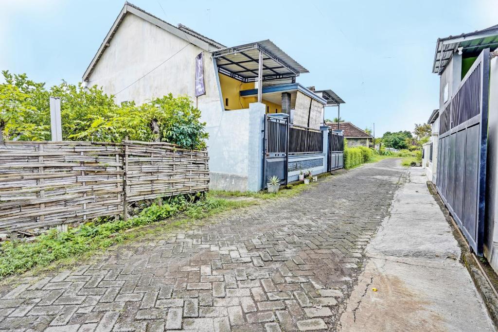 Entrance, Hotel O Gang Songo Syariah HomestayNearWisata Osing in Banyuwangi