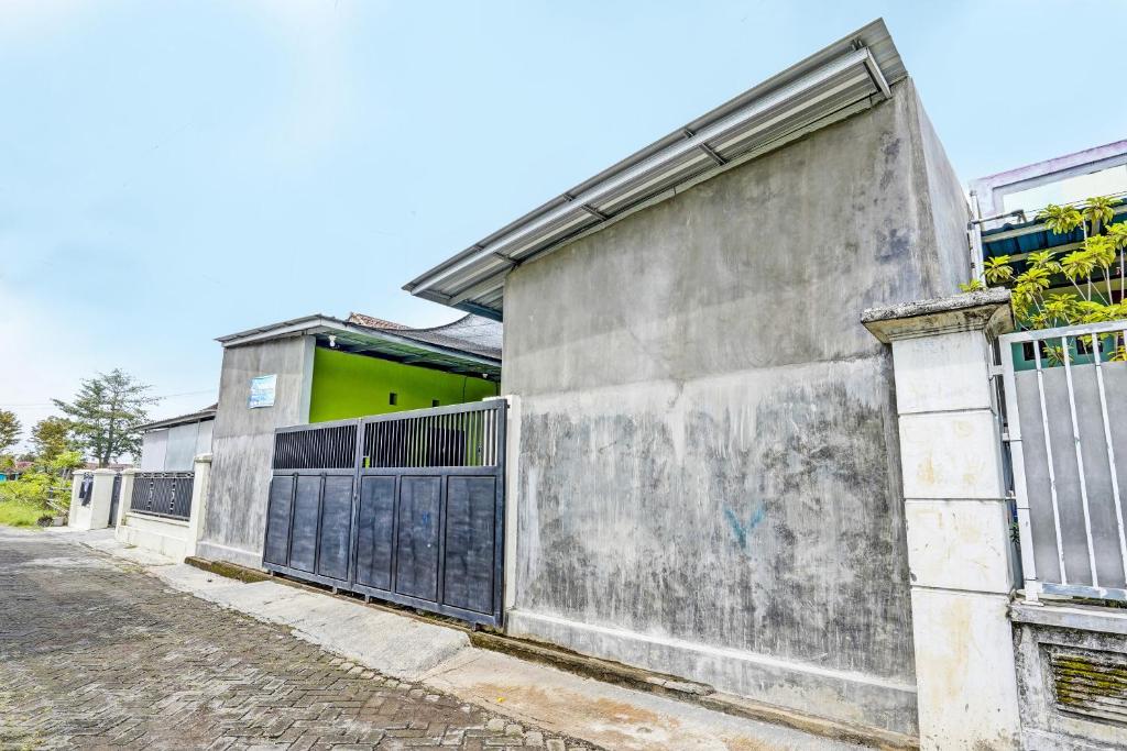 Entrance, Hotel O Gang Songo Syariah HomestayNearWisata Osing in Banyuwangi