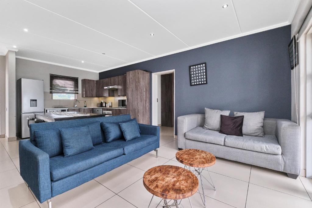 Spacious 2BR Apt in Central Sandton with WiFi , Gym and Pool, Johannesburg