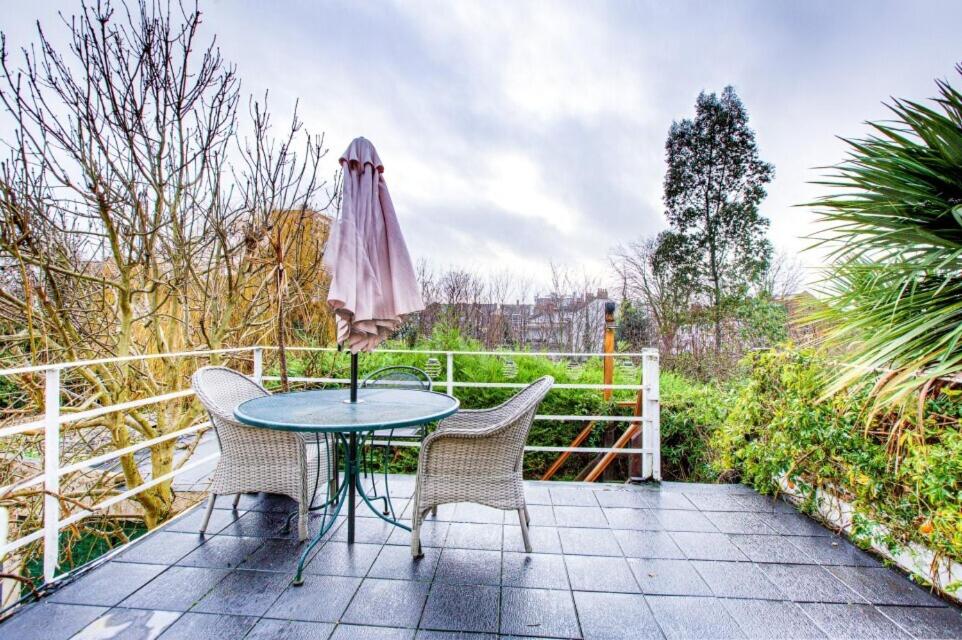 Entire studio with private parking and balcony, Southend-on-Sea