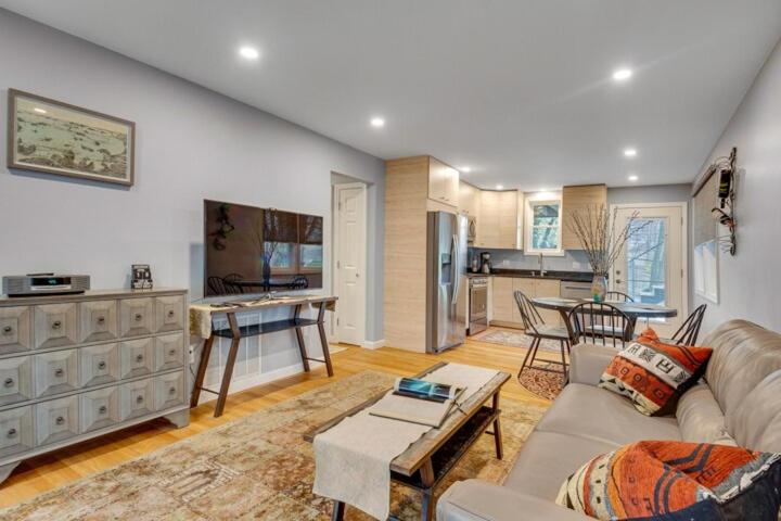 2BR DOG-Friendly Apt in 2-Fam Home - Comfy Retreat, Boston
