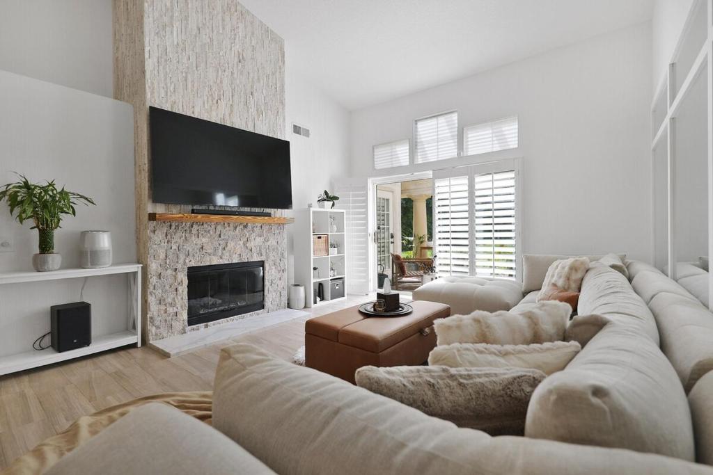 RARE Poolside - LUXE 1BR King, Pool, EV station, Palm Desert