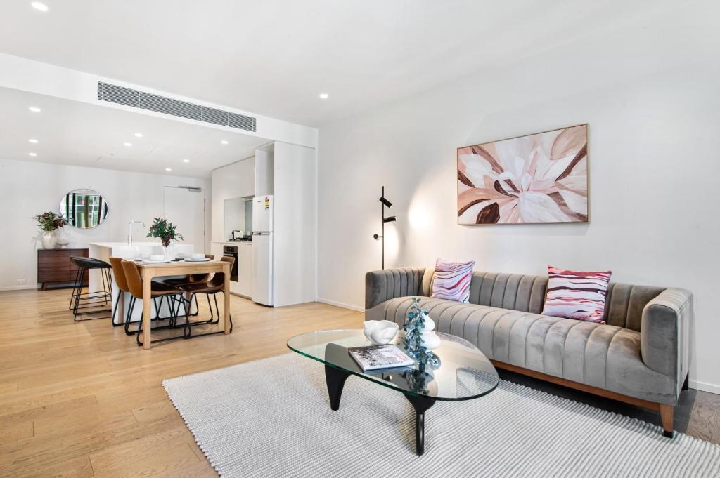 Spacious Modern Apartment with Pool & Gym Access, Melbourne